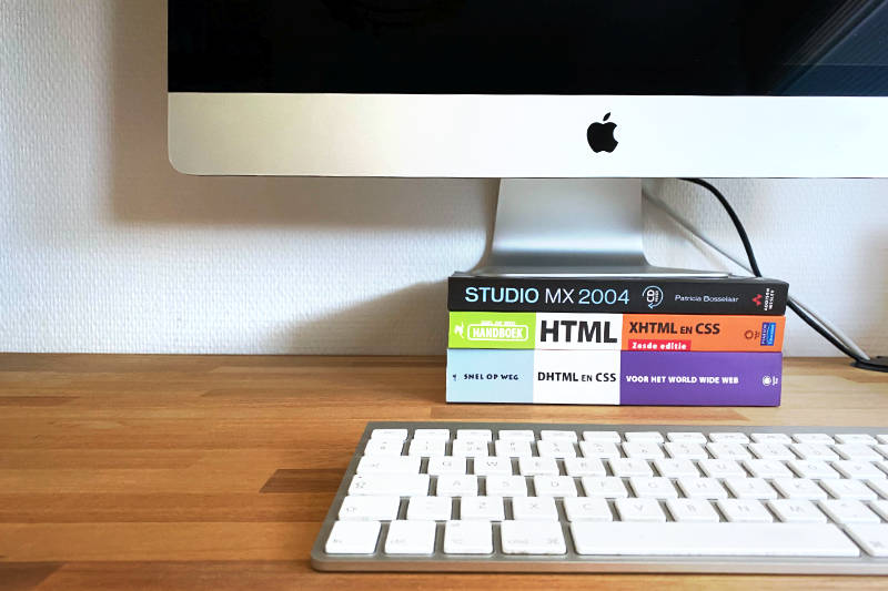 Boeken onder iMac als beeldschermverhoger